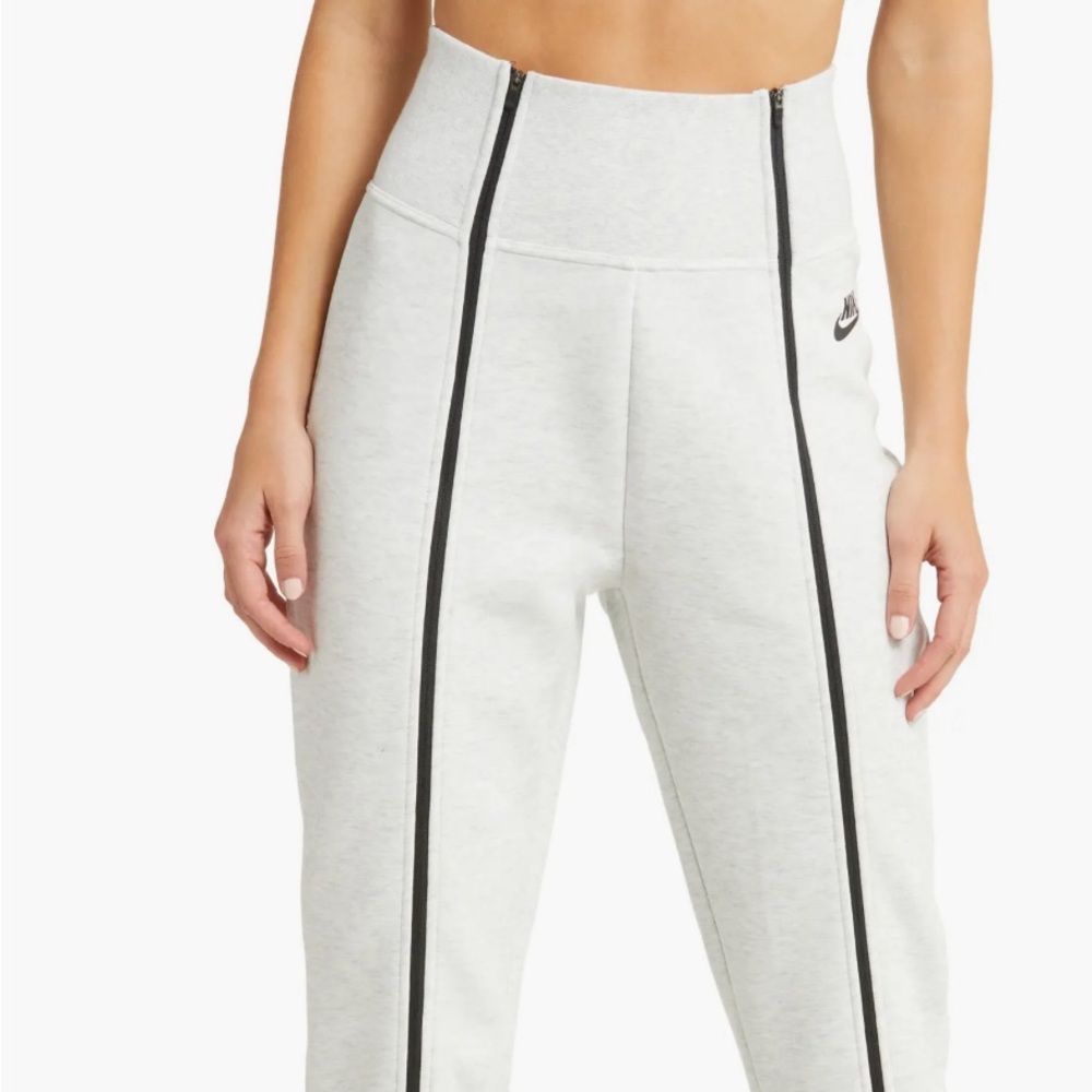 NIKE TECH NWT